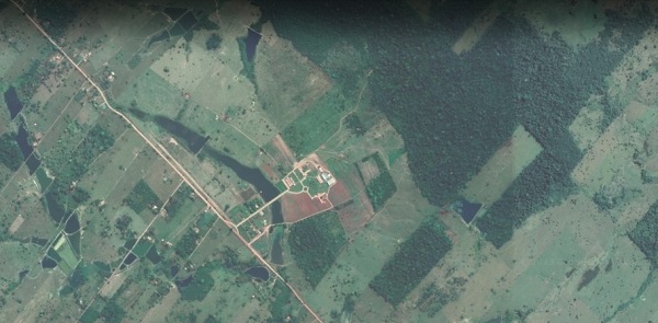 Photo aérienne montrant une exploitation bovine de l’État du Rondônia à proximité de bandes forestières (fragments) et de zones d'eau
